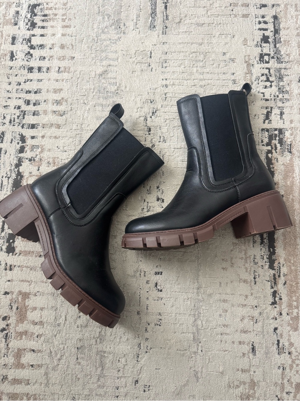 Tinstree Women's Lug Sole Platform Chelsea Boots